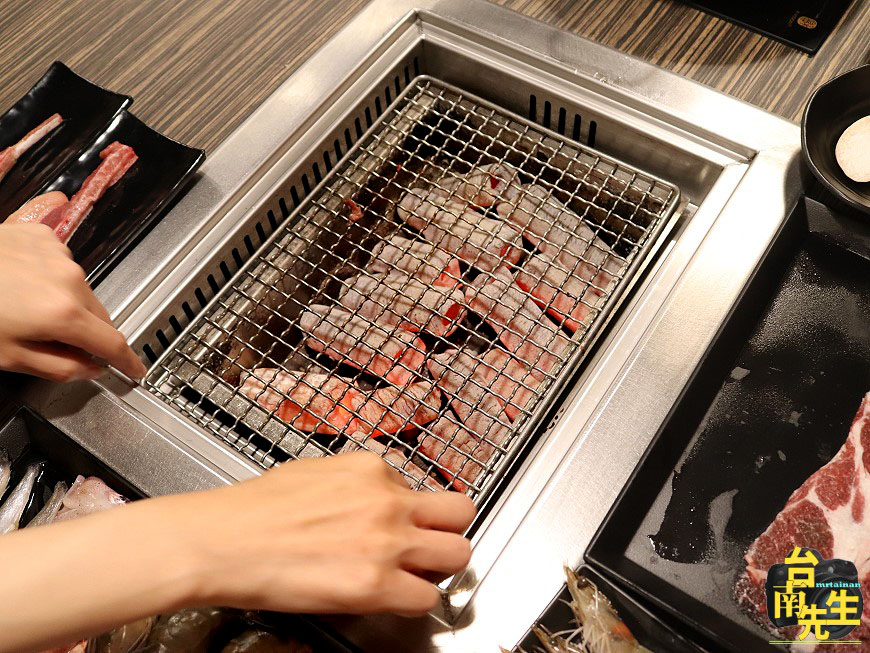 台南燒烤火鍋吃到飽/波士頓龍蝦+厚切和牛吃飽吃滿/飲料+沙瓦+咖啡+冰淇淋+甜點無限供應/木炭烘烤香氣撲鼻/日式居酒屋風格