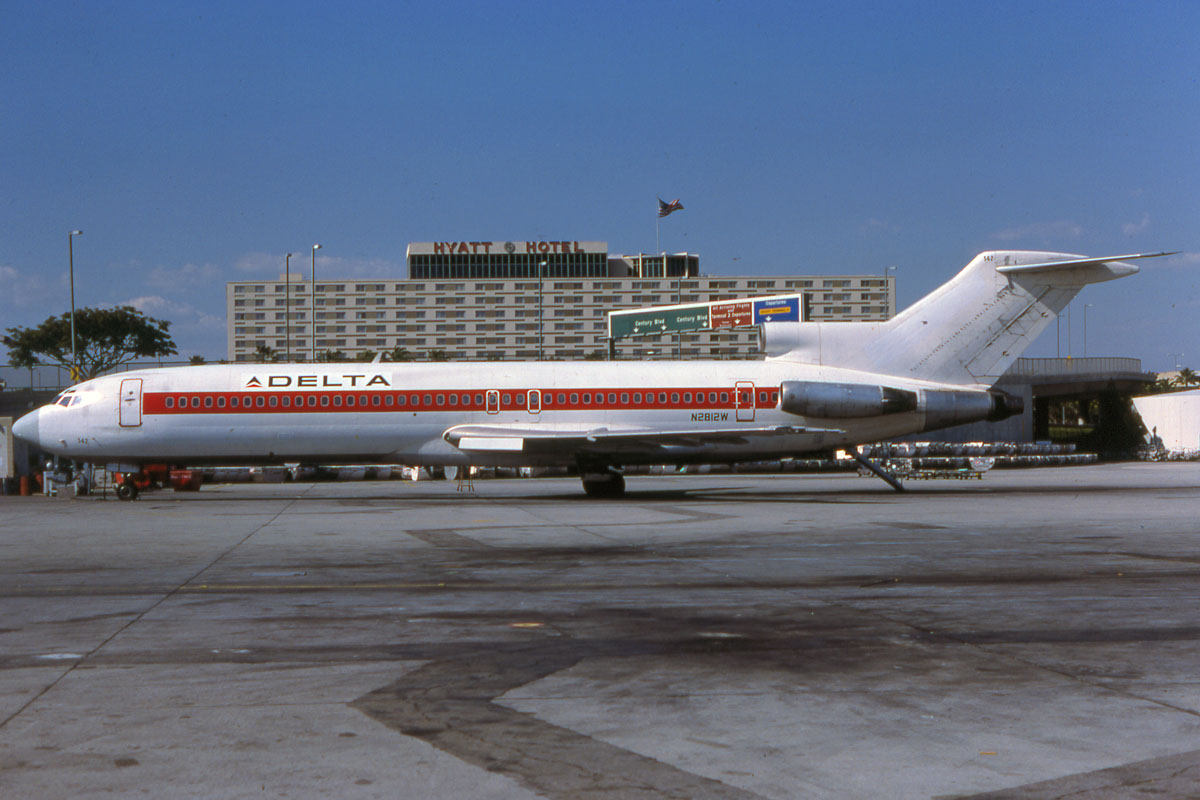 PlaneSpotters SlideCollections Delta B722 N2812W