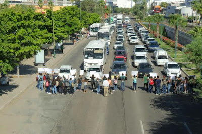 Bloquean bulevar; exigen no aumente tarifa de transporte