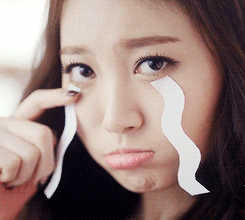 [Image: Yura+Girl%2527s+Day+LG+Crying+Cutie+GIF+%25284%2529.gif]