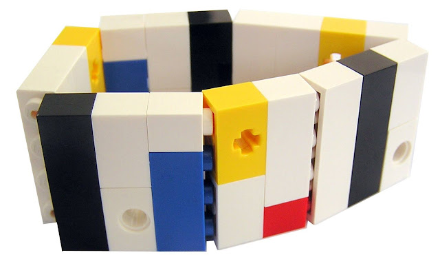 Pulseira feita de LEGO