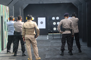 Kapolres Cirebon kota AKBP Syamsul Huda S.Ik SH M.Si Pimpin latihan Menembak Kapolres Cirebon kota AKBP Syamsul Huda S.Ik SH M.Si Pimpin latihan Menembak