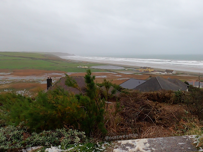 Newgale Beach com casas próximas no País de Gales