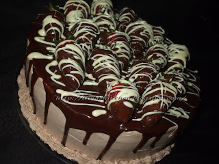 Tort cu ciocolata si capsuni