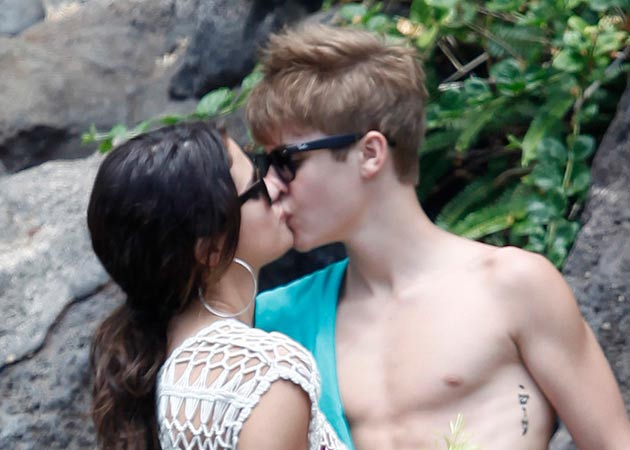 Sharing everything, take it anyway: Justin Bieber Kissing. 