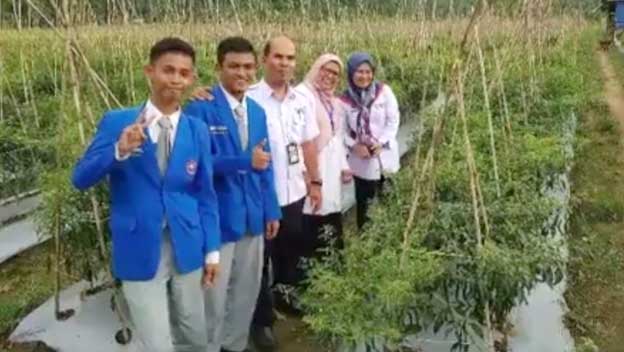 Siswa SMK SMAK Padang dengan guru pembimbing