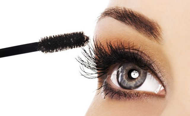 Melapisi Maskara dengan warna Hitam - 8 Tip Cara Memakai Maskara Berwarna Agar Tidak Tebal dan Menggumpal Melapisi Maskara dengan warna Hitam - 8 Tip Cara Memakai Maskara Berwarna Agar Tidak Tebal dan Menggumpal