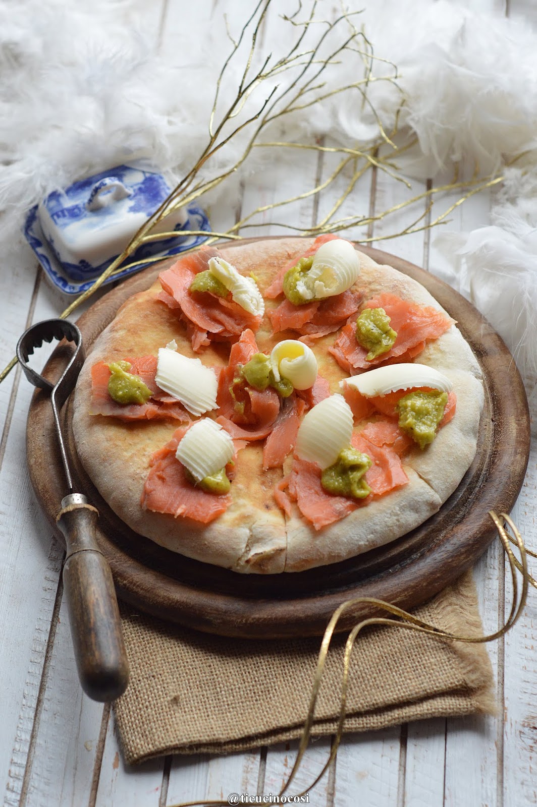 FOCACCIA CON SALMONE, PESTO DI PISTACCHI E RICCIOLI DI BURRO