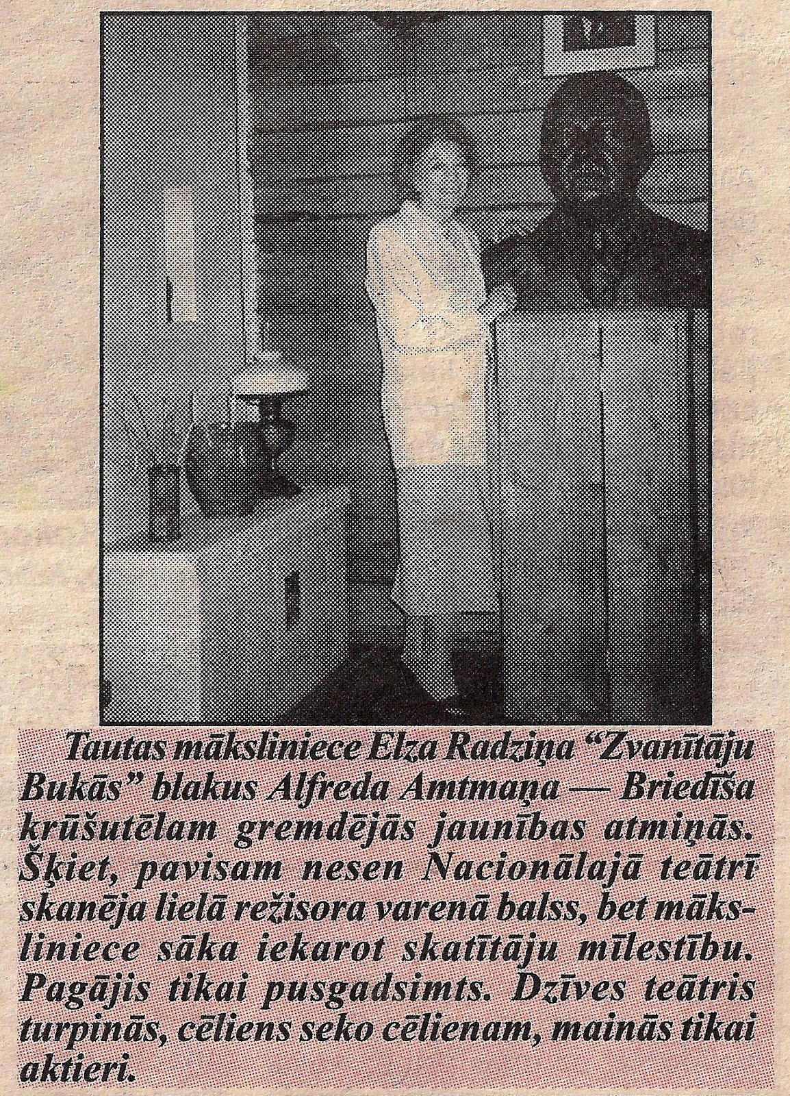 Elza Radziņa 1998. g. 5. augustā ,, Zvanītāju Bukās '' pie Alfreda-Amtmaņa Briedīša krūšutēla