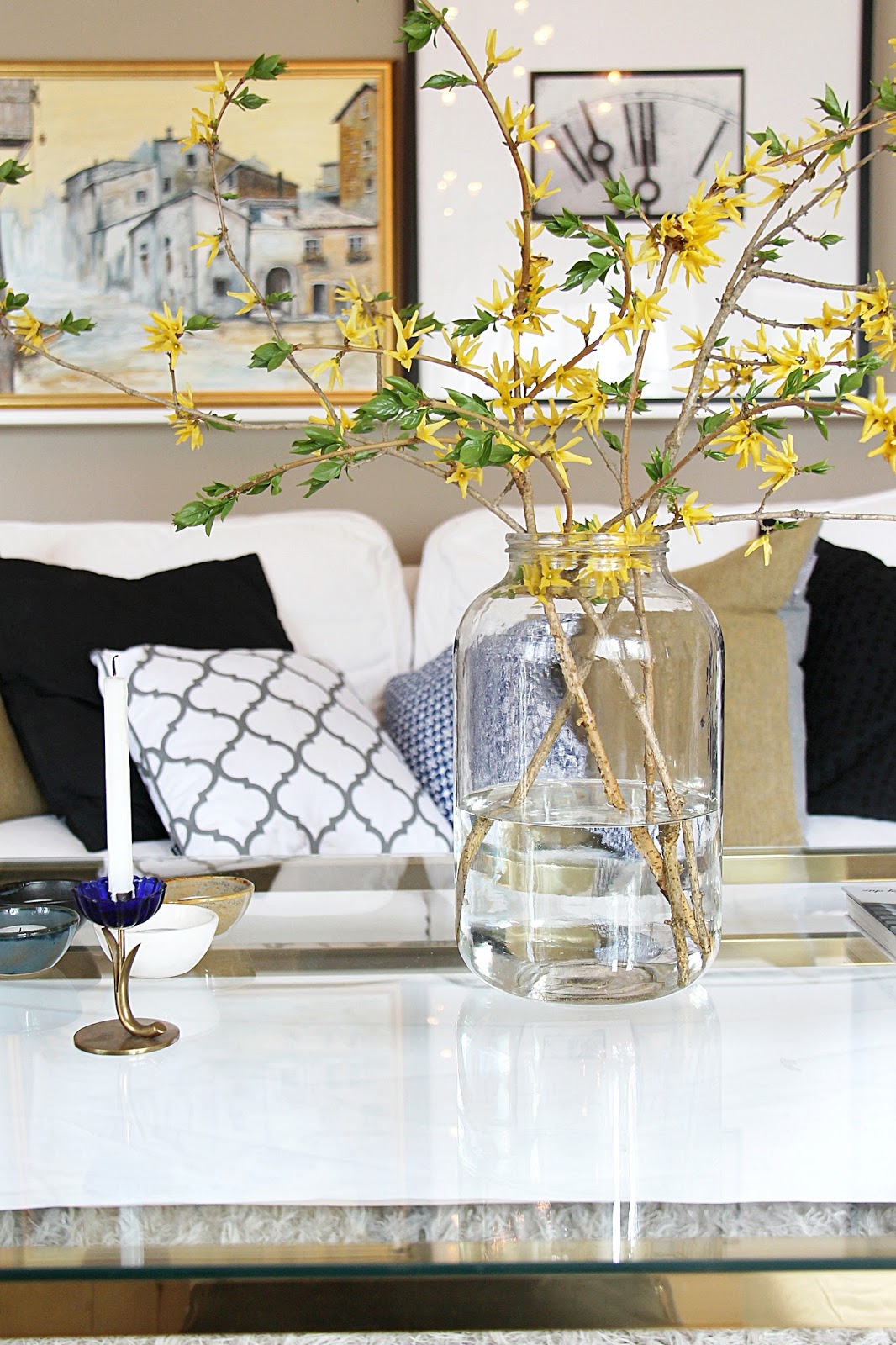 A house with a view: glasbord i mÃssing till vardagsrummet