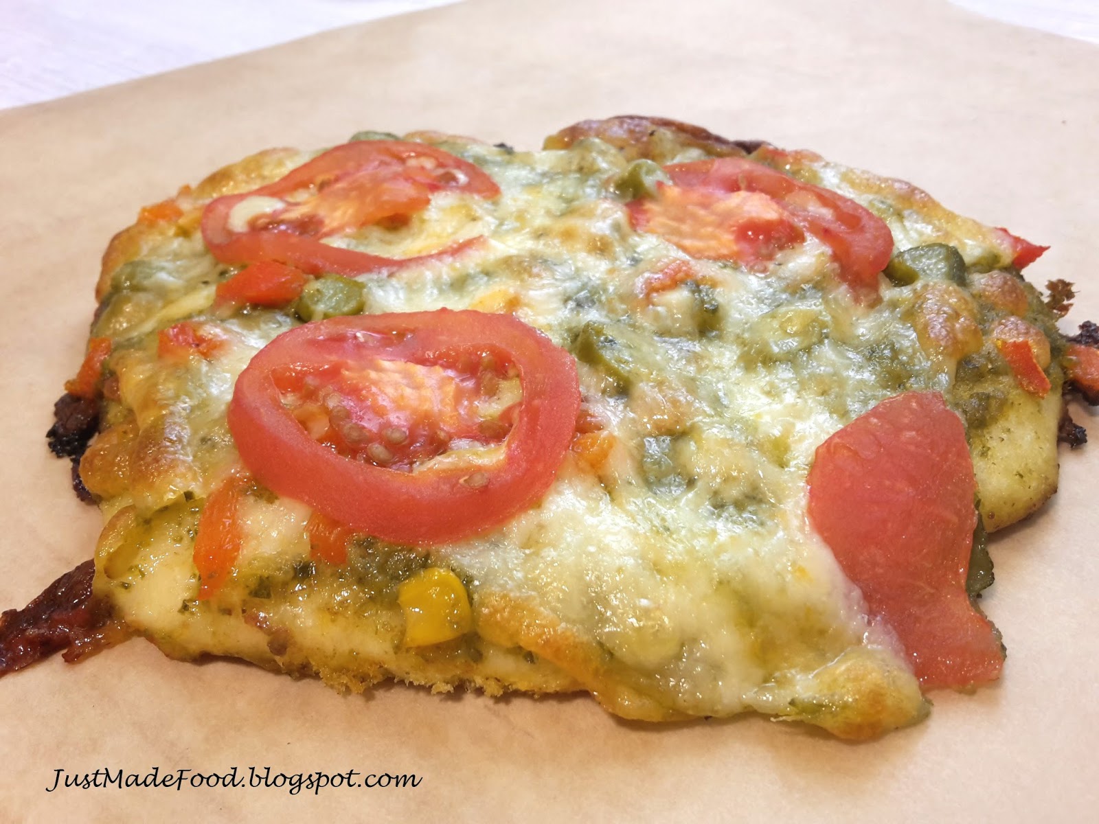 JustMadeFood Pizza z zielonym pesto i mozzarellą