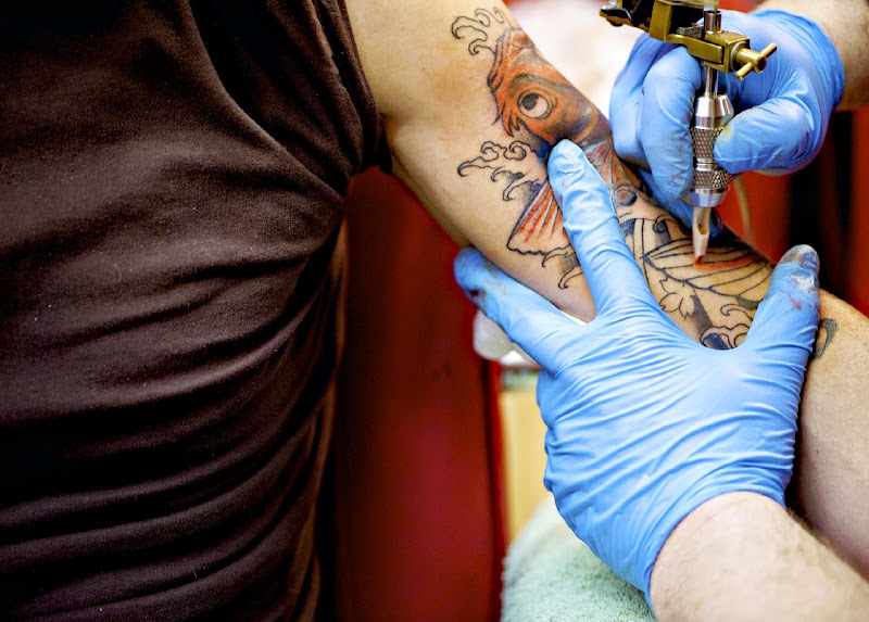 File:Tattooing   Wikimedia Commons