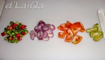 irisan cabe, bawang merah, tomat dan jeruk nipis