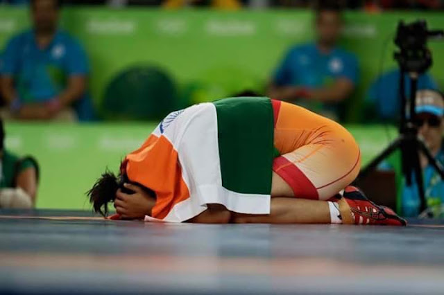 Sakshi Malik First Indian Woman Wrestler Winner Bronze Medal in Olympics Rio 2016 Celebration Indian Flag Medal Rohtak Girl Haryana