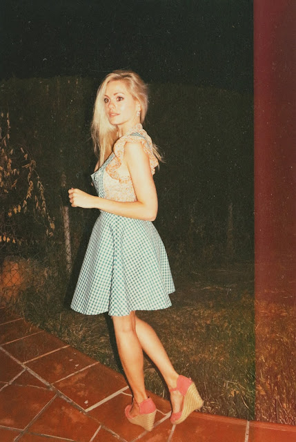 Alejandra Colomera luciendo un pichi de cuadros vichy verde