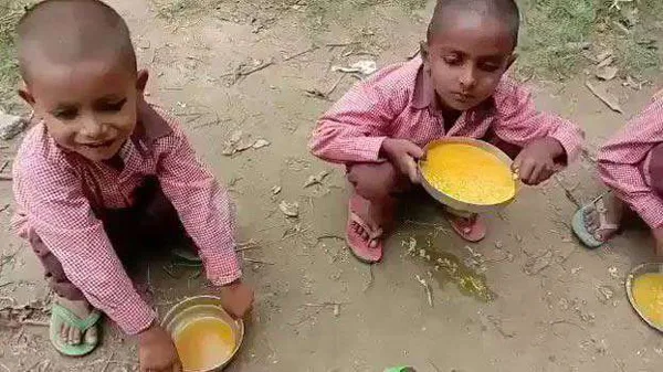  News, National, India, New Delhi, school, Students, Food, UP, Kerala, Rajasthan, Karnataka, Meals, Turmeric, Soybean, Turmeric Water being Served in to School Children in Mid Day Meal