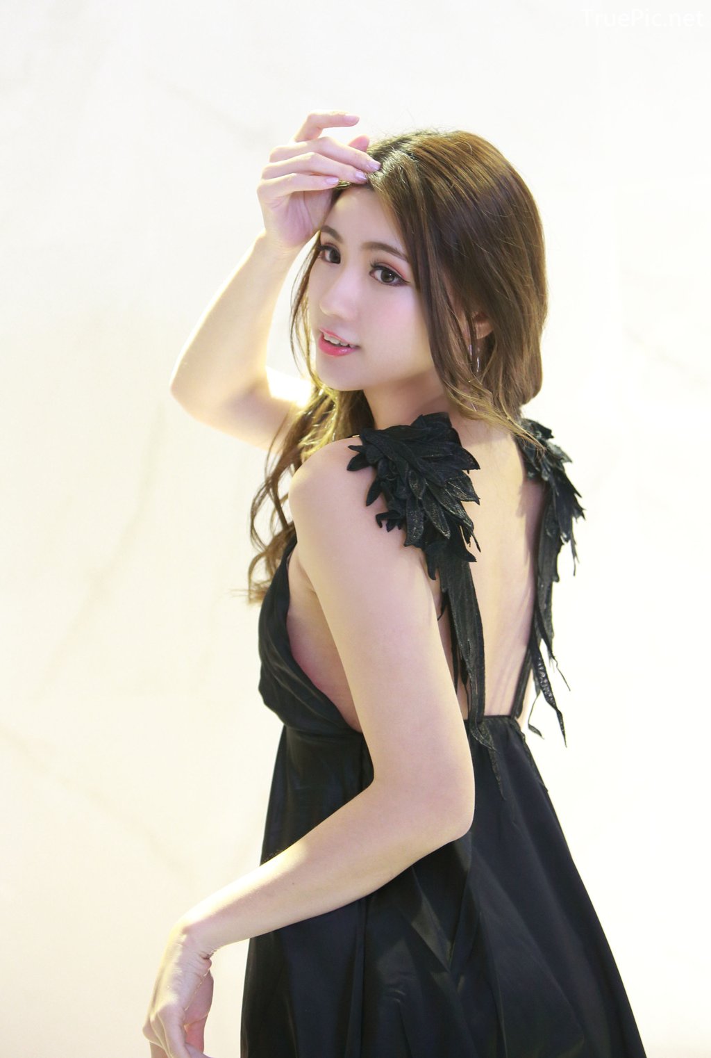 Image-Taiwanese-Model–張倫甄–Charming-Girl-With-Black-Sleep-Dress-TruePic.net- Picture-38