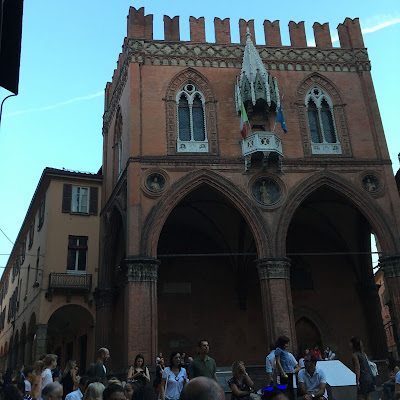 Bologna: Loggia della Mercanzia