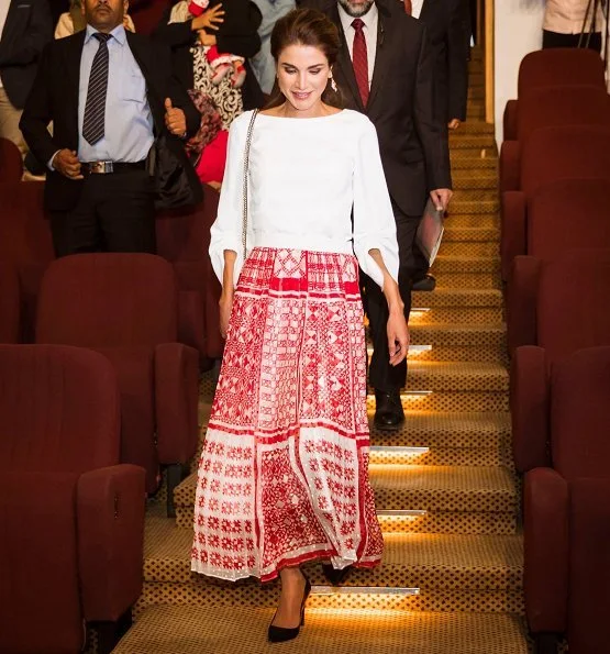 Queen Rania attended diploma presentation ceremony held for professional teachers. wore print skirt