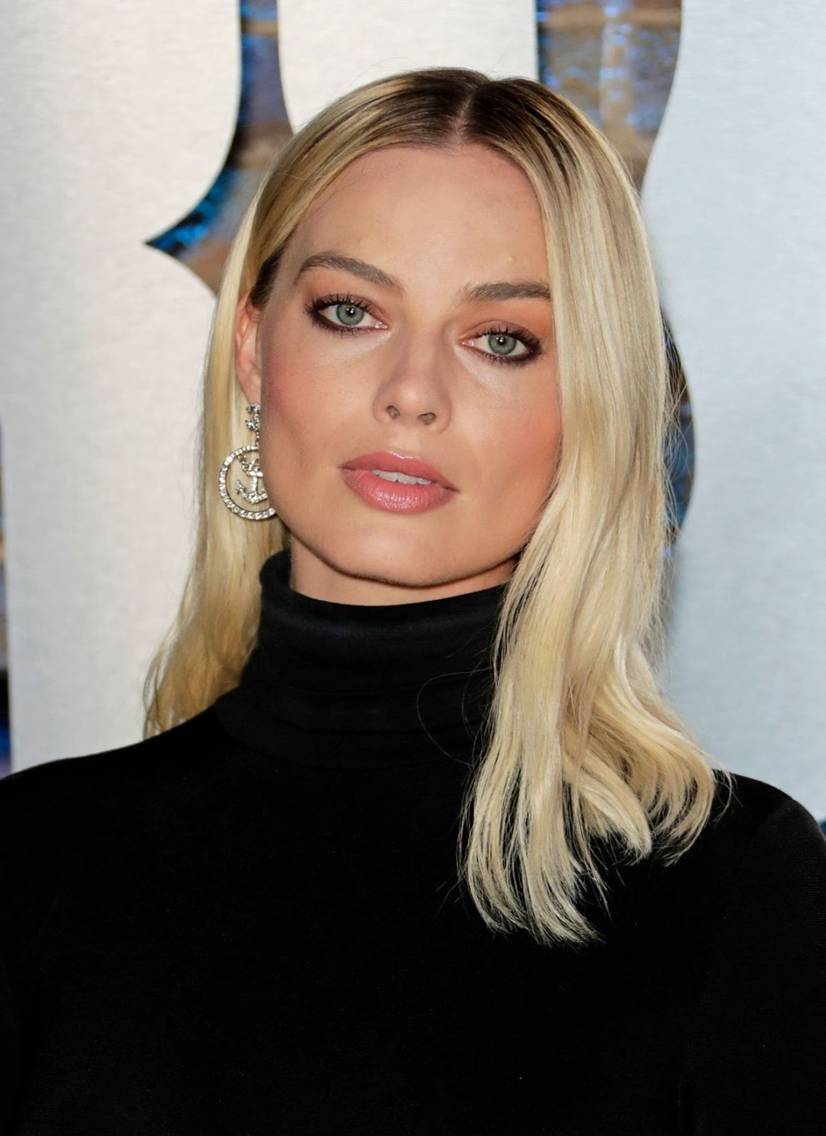 DC COMICS AND ARROWVERSE : Margot Robbie Stunning in black at the
