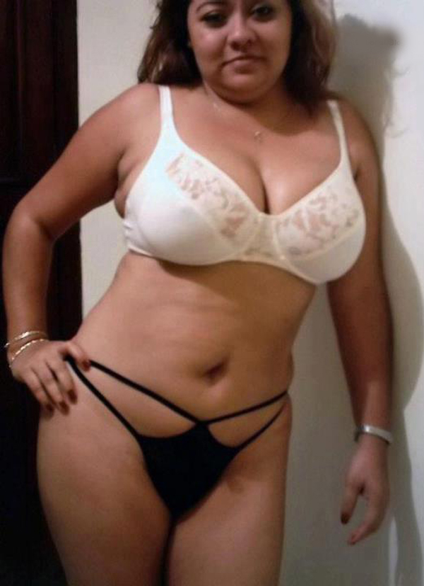 Reshma Mallu Aunty Hot Pose In Bikini