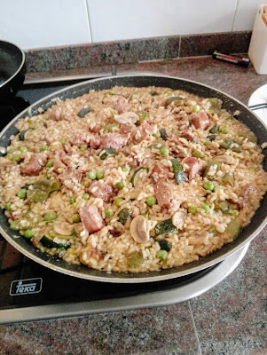 Arroz con salchichas, verduras y setas