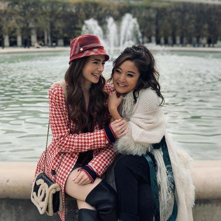 OUTFITS DE EMILY IN PARIS - Fire Away Paris