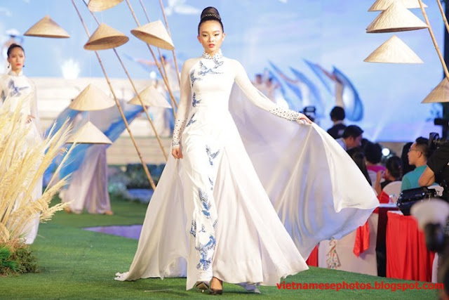 Ảnh người mẫu trình diễn áo dài trên phố đi bộ Nguyễn Huệ ( http://www.anhnguoidepvietnam.xyz › ... ) 