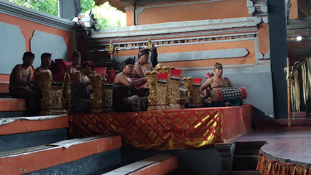 http://renidwiastuti.com/2018/03/tari-barong-dan-keris-antara-hiburan.html