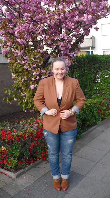 Blazer: Primark, T-Shirt: H&M, Top: Schiesser, Jeans: Zara, Nietengürtel: Cowboys Belt, Schuhe: Zara