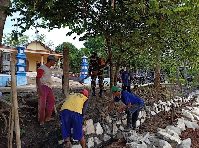 Gotong Royong Babinsa Bersama Warga Membangun Talud