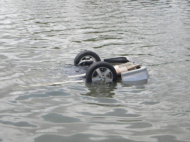 Kỹ năng thoát hiểm ô tô lao xuống nước