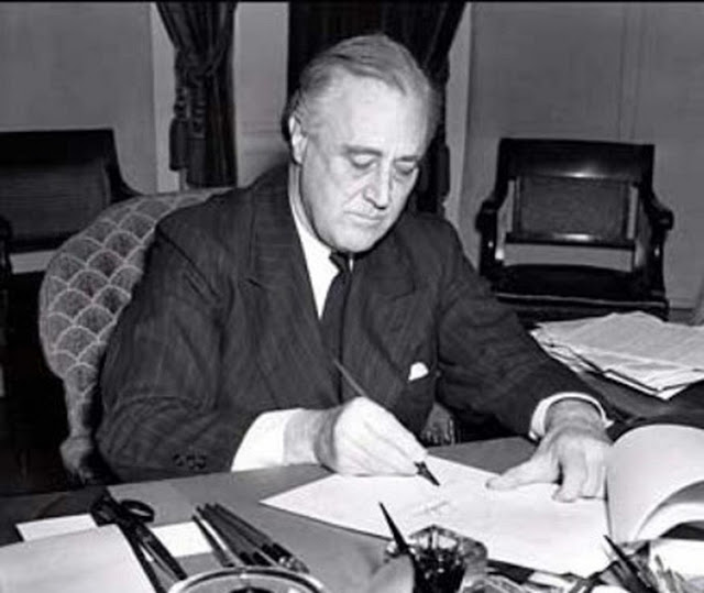 Ф. Д. Рузвельт подписывает закона о Ленд-лизе в марте 1941 года