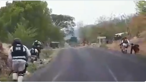 Video: Guardias Nacionales en balacera contra Sicarios en Huimanguillo, Tabasco esquivando las balas a orillas de la carretera