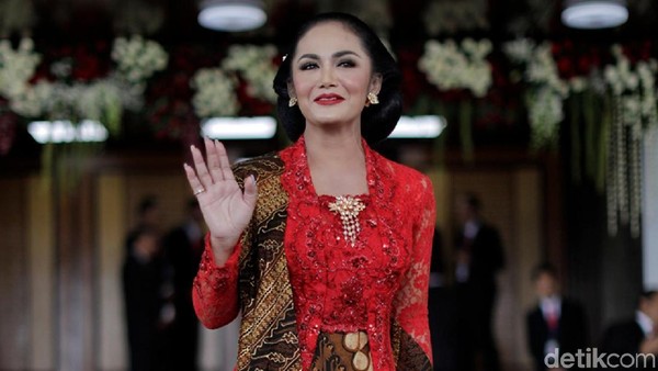 Krisdayanti dan Anak Saling Sahut di Medsos, MKD Ingatkan Kehormatan DPR Krisdayanti dan Anak Saling Sahut di Medsos, MKD Ingatkan Kehormatan DPR