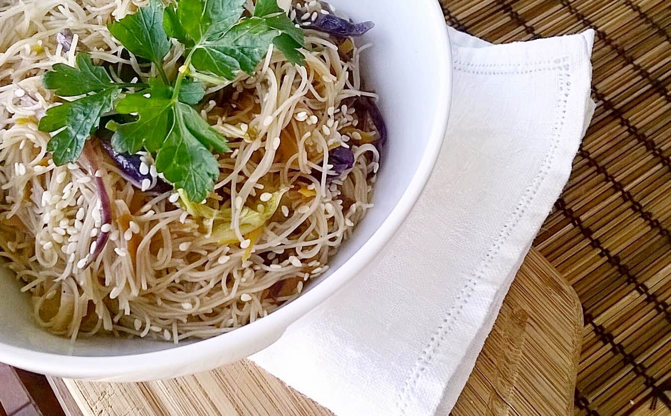 VERMICELLI DI RISO CON LE VERDURE CHE PREFERISCO, SEMI DI SESAMO E CORIANDOLO FRESCO, SENZA GLUTINE