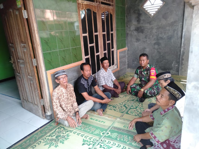 Jalin Silaturahmi Babinsa Trucuk Komsos Dengan Tokoh Masyarakat