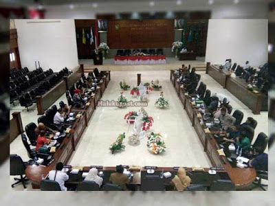 Ambon, Malukupost.com - DPRD Maluku akhirnya telah menetapkan pengisian atau rolling Alat Kelengkapan Dewan (AKD), baik anggota maupun ketua komisi. Penetapan tersebut dilakukan melalui rapat Paripurna yang berlangsung di kantor DPRD Maluku, Ambon, Rabu (10/5). yang dipimpin wakil ketua DPRD Maluku, Richard Rahakbauw.  Untuk komisi A, Melkias Frans dari fraksi Demokrat sebagai Ketua, sedangkan Wakil Ketua Raad Rumfot dari fraksi Gerindra, Sekretaris Komisi A,  Fredik Rahakbauw dari fraksi Golkar