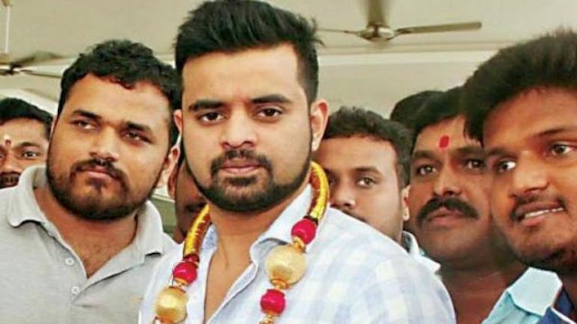 Prajwal Revanna- MRPL ವಿರುದ್ಧ ಸಂಸತ್ತಿನಲ್ಲಿ ಪ್ರತಿಭಟನೆ: ಸ್ಥಳೀಯ ಯುವಕರ ಪರ ಧ್ವನಿ ಎತ್ತಿದ ಯುವ ಸಂಸದ ಪ್ರಜ್ವಲ್ ರೇವಣ್ಣ Prajwal Revanna- MRPL ವಿರುದ್ಧ ಸಂಸತ್ತಿನಲ್ಲಿ ಪ್ರತಿಭಟನೆ: ಸ್ಥಳೀಯ ಯುವಕರ ಪರ ಧ್ವನಿ ಎತ್ತಿದ ಯುವ ಸಂಸದ ಪ್ರಜ್ವಲ್ ರೇವಣ್ಣ