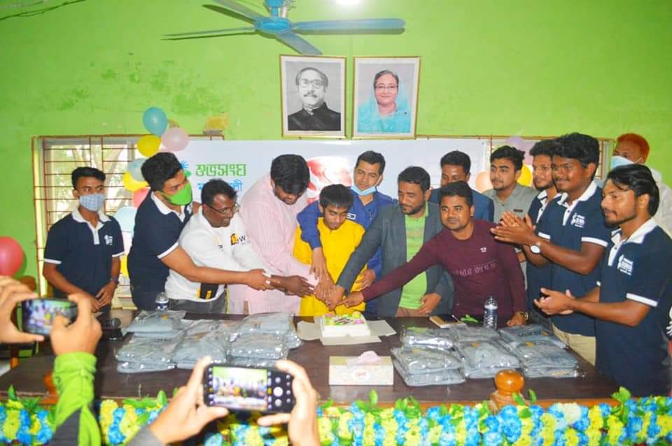 শীতবস্ত্র বিতরণ ও কেক কেটে কালের কণ্ঠ’র ১২তম জন্মদিন পালন শীতবস্ত্র বিতরণ ও কেক কেটে কালের কণ্ঠ’র ১২তম জন্মদিন পালন