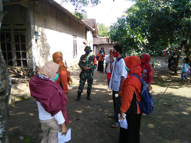 Babinsa Jatinom Lakukan Pembasmian Bersama Puskesmas Kayumas