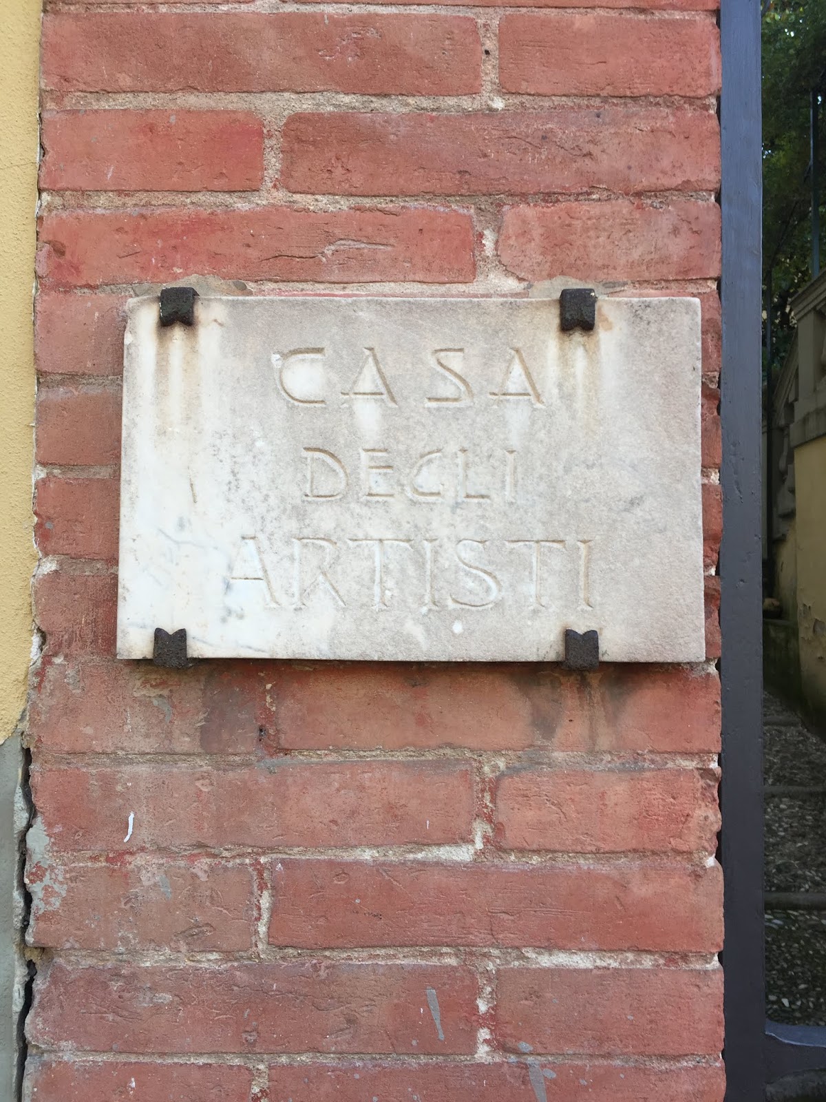 Antiche insegne resistono via dei Bastioni