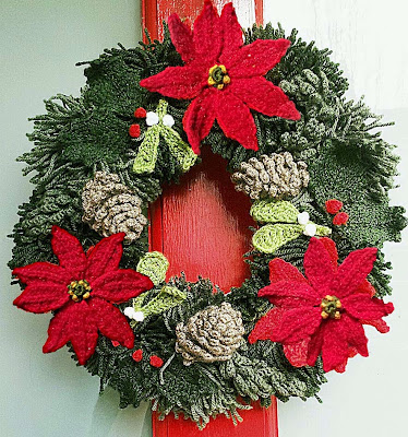 christmas yarn wreath, christmas wreath, knitted wreath, crochet wreath, yarn xmas wreath, hand-made decorations