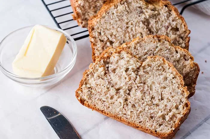 Easy healthy banana bread recipe. This moist homemade recipe can be made in one bowl. Make a skinny quick bread with white whole wheat flour, no sugar, no nuts and eggless. This is the best recipe for a banana bread with low calories. It can also be made into muffins or mini loaves. #bananabread #healthy #skinny