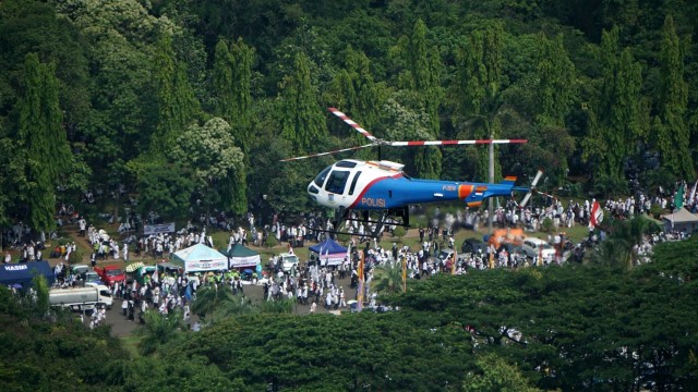 Helikopter Polisi Terbang Rendah Bubarkan Aksi Demo, Pilot dan Kru Langsung Digarap Propam