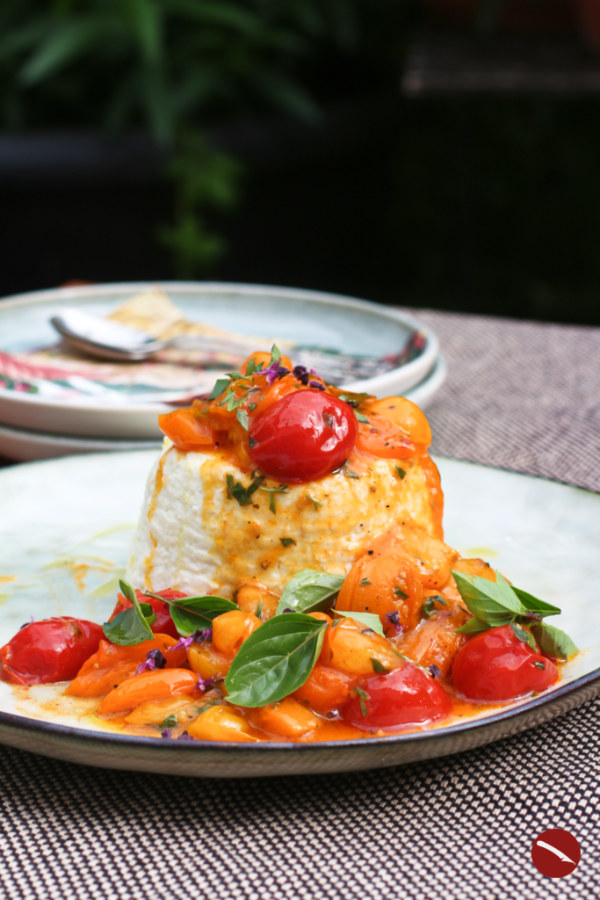 Ricotta Fresca im Ofen gebacken mit Tomaten und Nektarinen, ein sommerliches, leichtes, italienisches Rezept, ideal als Vorspeise oder als kleiner italienischer Snack zwischendurch. #ricotta #nudeln #süß #selbermachen #spinat #ricottafresca #italienisch #backofen #gnocchi #kochen #rezepte #tomatensauce #tomaten #fettarm #lowcarb