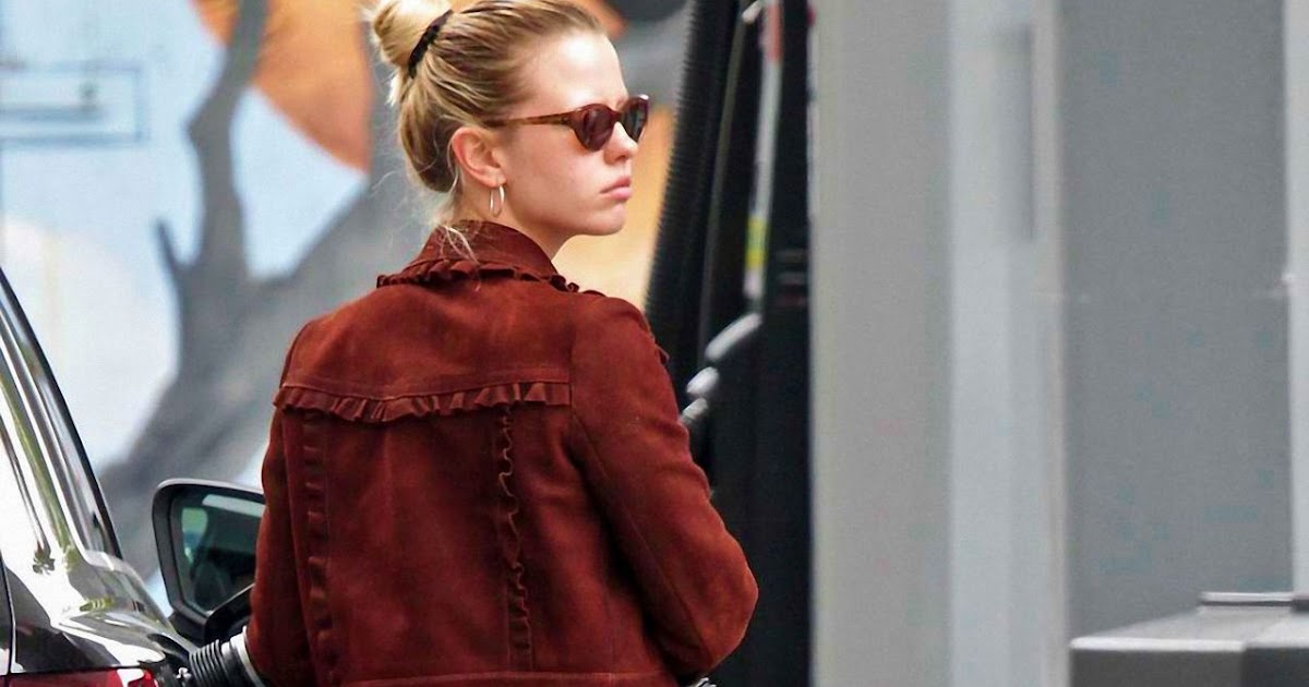 Mia Goth in Skinny Jeans – Pumping Gas in LA 06/12/2020