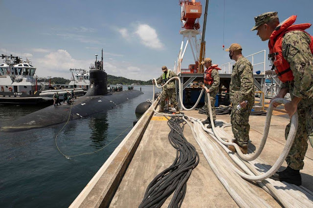 El submarino de ataque rápido de clase Seawolf USS Connecticut llega a Yokosuka, Japón, el 31 de julio de 2021, para una visita programada al puerto.