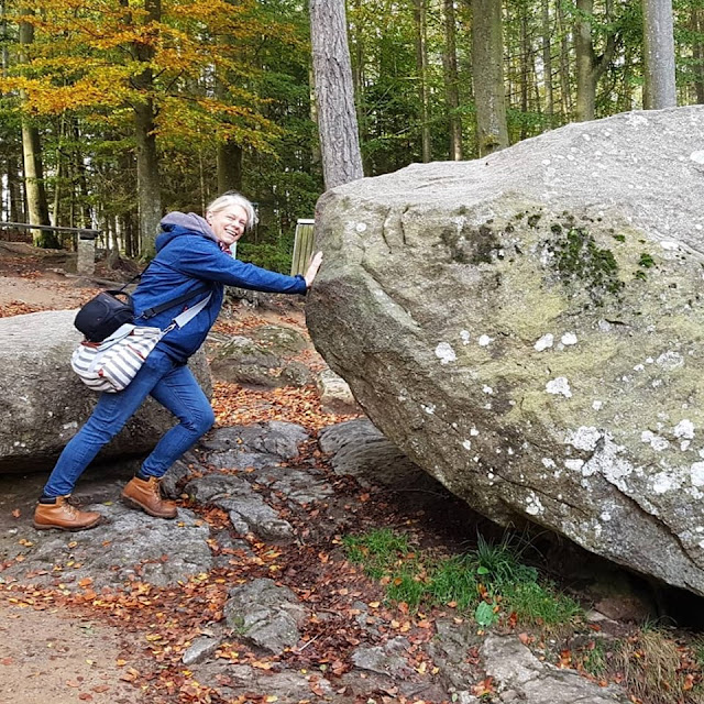 Die Ostseeinsel Bornholm: 12 neue Ausflüge für Familien. Der Wackelstein ("rokkesten") in den Paradisbakkerne ist ein tolles Ausflugsziel.