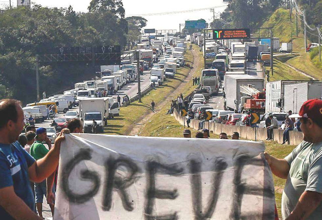 Caminhoneiros confirmam início da greve às 6h do dia 16: “Vamos parar o Brasil” Caminhoneiros confirmam início da greve às 6h do dia 16: “Vamos parar o Brasil”